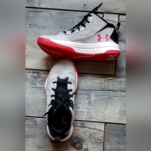 Youth basketball shoes
